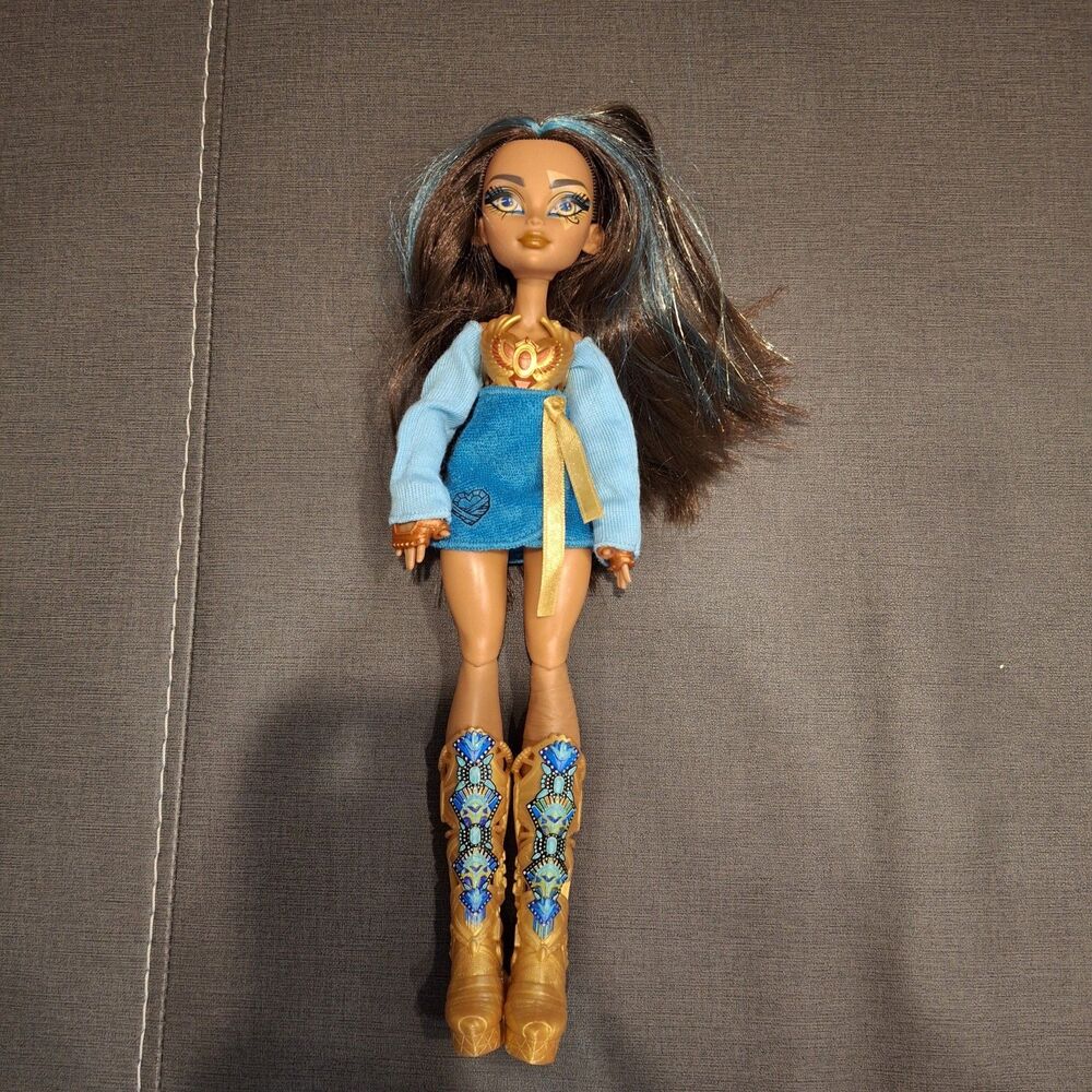 Monster High Skulltimate Secrets Mystery Closet And Cleo de Nile Fashion Doll